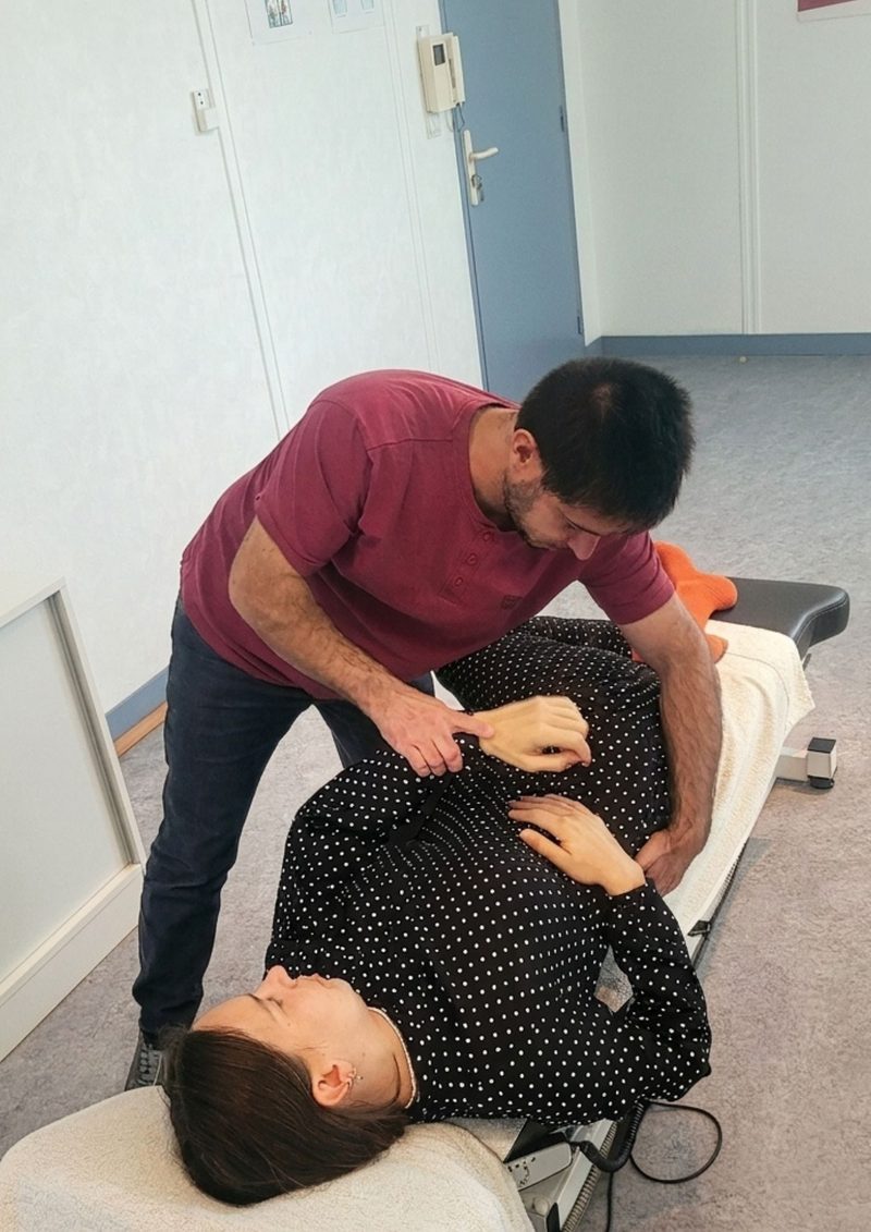 Technique manuelle d'étiopathie sur le dos d'un patient au cabinet